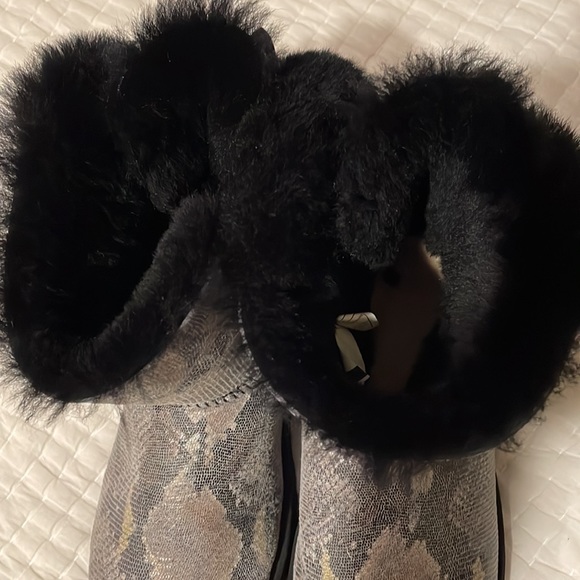 Ugg gray python short boot. Size 10 - Picture 7 of 11
